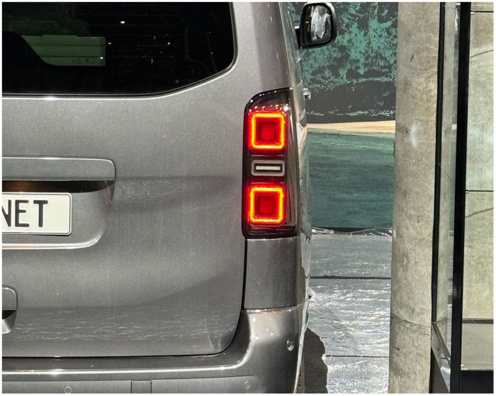 VOLL LED Rückleuchten mit Lightbar OPEL Zafira Life, Vivaro C Kastenwagen und Combi ab 2019 schwarz